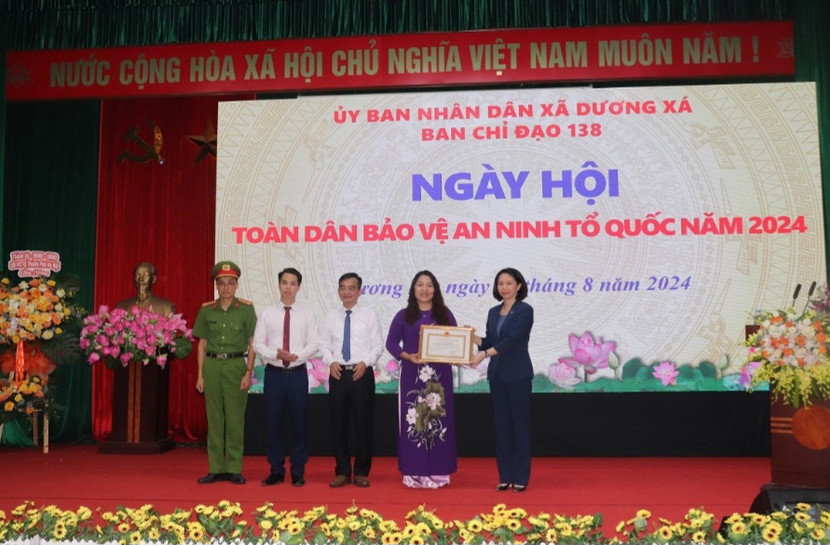 Đồng chí Vũ Thu Hà – Phó Chủ tịch UBND thành phố Hà Nội trao quyết định khen thưởng cho nhân dân và cán bộ xã Dương Xá