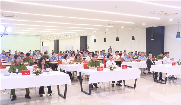 Phó Chủ tịch UBND, Trưởng Ban Chỉ đạo 138 huyện Gia Lâm, đồng chí Trương Văn Học; Thượng tá Đinh Việt Phương - Phó Bí thư Đảng ủy, Phó trưởng CAH Gia Lâm...cùng các đại biểu dự Ngày hội