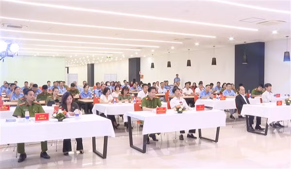 Phó Chủ tịch UBND, Trưởng Ban Chỉ đạo 138 huyện Gia Lâm, đồng chí Trương Văn Học; Thượng tá Đinh Việt Phương - Phó Bí thư Đảng ủy, Phó trưởng CAH Gia Lâm...cùng các đại biểu dự Ngày hội Phó Chủ tịch UBND, Trưởng Ban Chỉ đạo 138 huyện Gia Lâm, đồng chí Trương Văn Học; Thượng tá Đinh Việt Phương - Phó Bí thư Đảng ủy, Phó trưởng CAH Gia Lâm...cùng các đại biểu dự Ngày hội