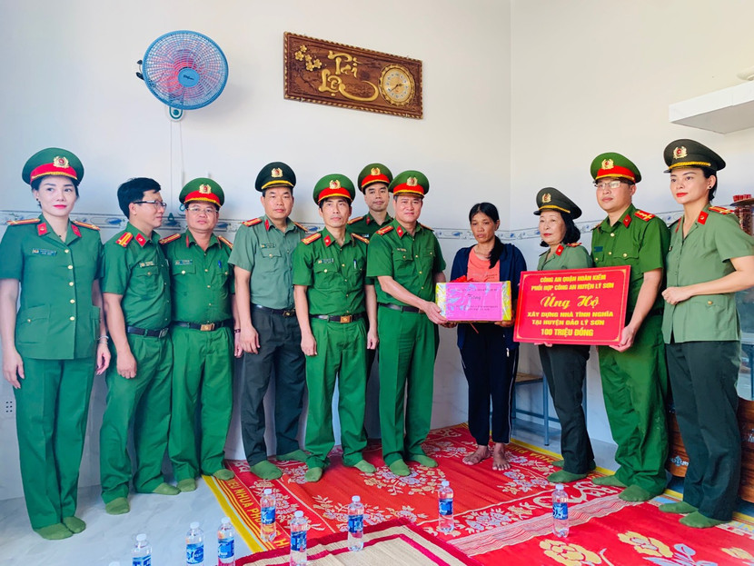 Trao tặng món quà nghĩa tình