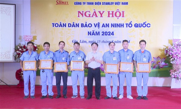UBND huyện Gia Lâm đã khen thưởng các cá nhân có thành tích trong phong trào bảo vệ An ninh Tổ quốc