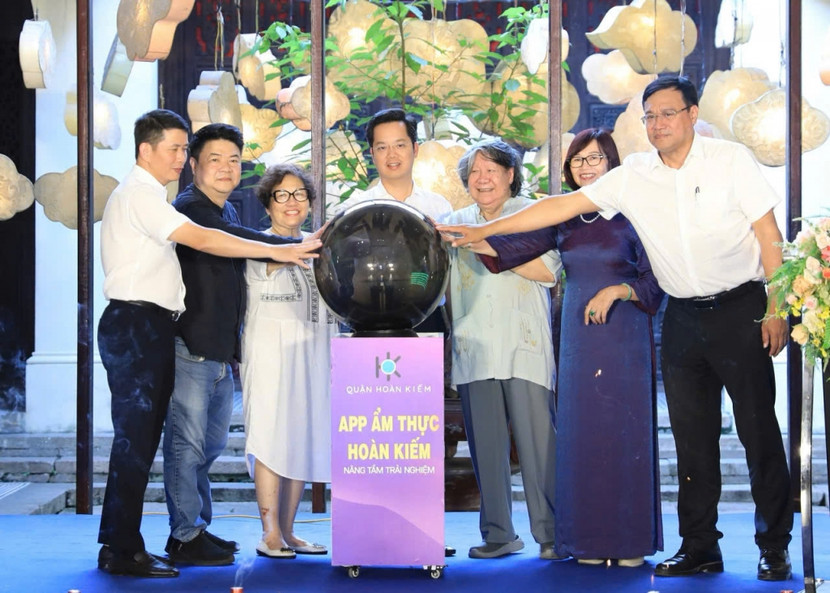 Lãnh đạo quận Hoàn Kiếm và các đại biểu nhấn nút vận hành &quot;App ẩm thực Hoàn Kiếm&quot;.