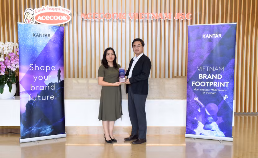Đại diện Acecook Việt Nam nhận kỷ niệm chương từ phía Kantar Worldpanel