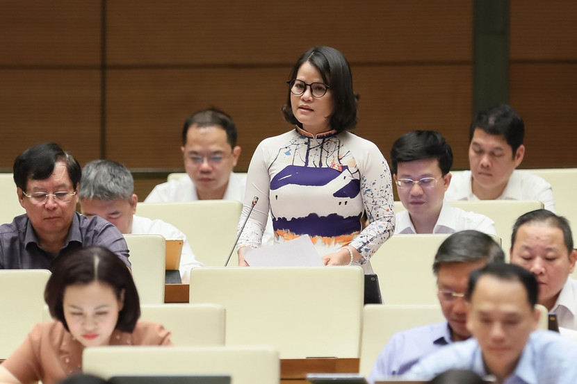 Đại biểu Nguyễn Hoàng Bảo Trân (đoàn Bình Dương) phát biểu