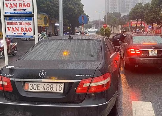 Hai chiếc xe cùng biển số vô tình cùng xuất hiện trên đường phố Hà Nội cách đây không lâu Hai chiếc xe cùng biển số vô tình cùng xuất hiện trên đường phố Hà Nội cách đây không lâu