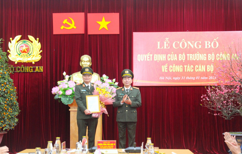 . Thứ trưởng Trần Quốc Tỏ trao Quyết định của Bộ trưởng Bộ Công an bổ nhiệm chức danh Trợ lý Uỷ viên Bộ Chính trị, Bộ trưởng Bộ Công an; đảm nhiệm nhiệm vụ Người phát ngôn của Bộ Công an cho Trung tướng Tô Ân Xô