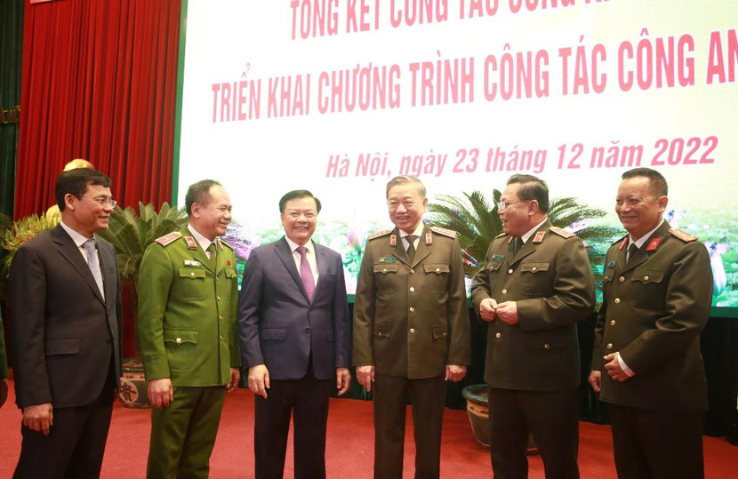 Các đồng chí Ủy viên Bộ Chính trị: Đại tướng Tô Lâm - Bộ trưởng Bộ Công an; Bí thư Thành ủy Hà Nội Đinh Tiến Dũng...trao đổi với các đồng chí trong Đảng ủy, Ban Giám đốc CATP Hà Nội