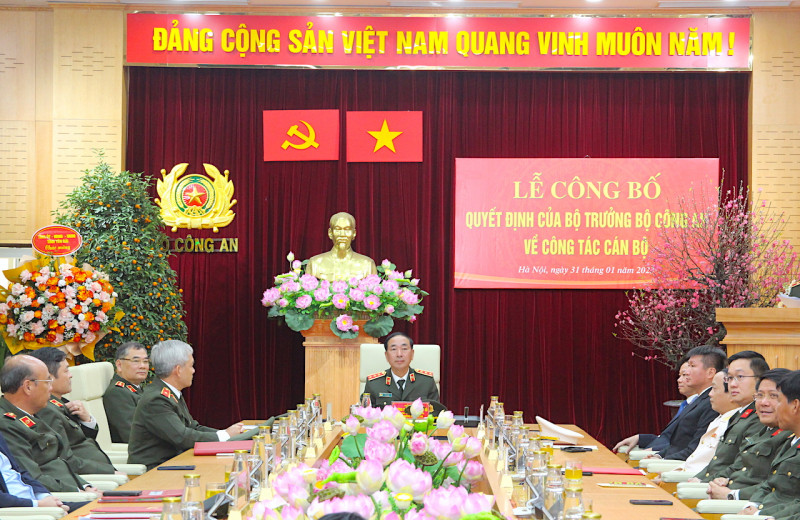 Thứ trưởng Trần Quốc Tỏ với các đại biểu tham dự buổi lễ