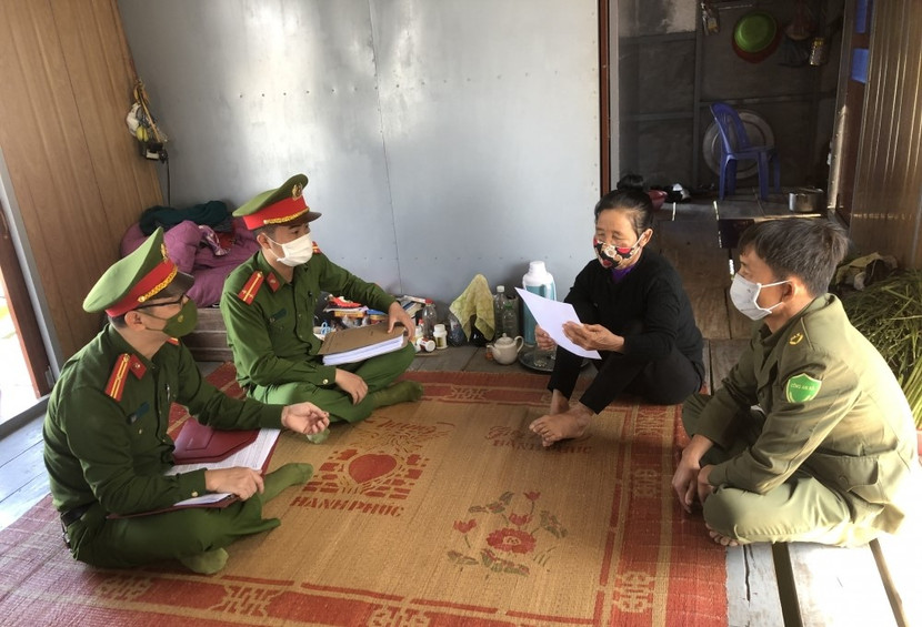 Lực lượng Công an xã trên địa bàn huyện Ba Vì trò chuyện với người dân vạn chài