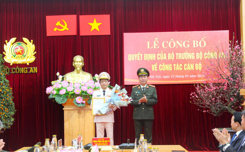 Thứ trưởng Trần Quốc Tỏ trao Quyết định điều động Đại tá Đặng Hồng Đức giữ chức vụ Chánh Văn phòng Bộ Công an.