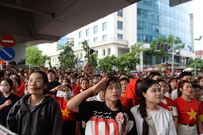 Người dân ở khu vực Liễu Giai thực hiện nghi thức chào cờ Người dân ở khu vực Liễu Giai thực hiện nghi thức chào cờ