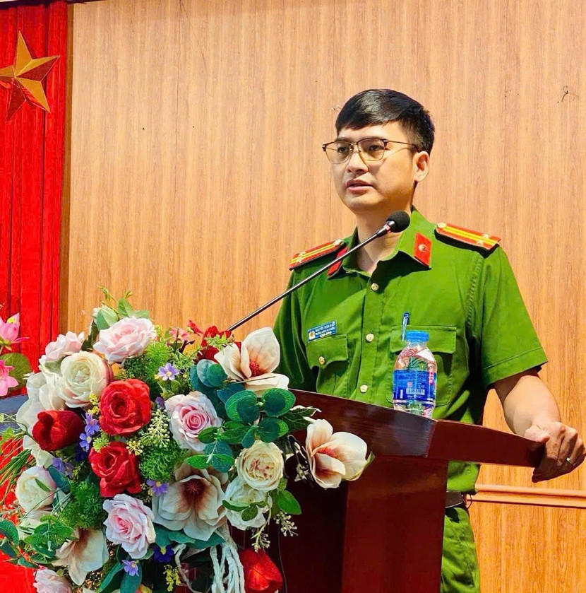 Trung tá Nguyễn Minh Hiển, Trưởng Công an phường Hoàng Mai phát biểu tại buổi sinh hoạt...