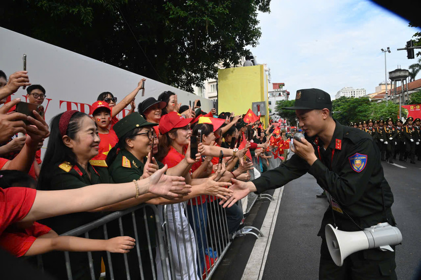 Những cái bắt tay thân thiện của chiến sỹ Công an nhân dân với người dân tham dự sự kiện tổng duyệt A80 sáng 30-8 Những cái bắt tay thân thiện của chiến sỹ Công an nhân dân với người dân tham dự sự kiện tổng duyệt A80 sáng 30-8