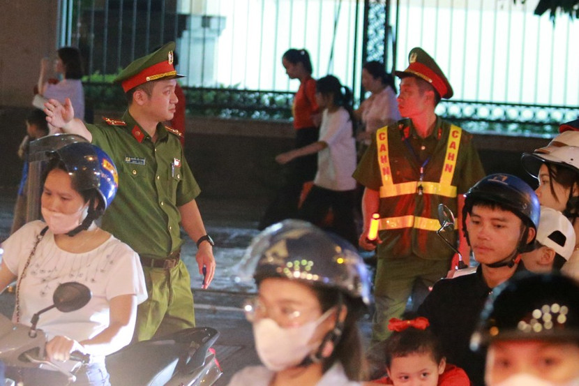 Chiến sỹ Công an Hà Nội tập trung phân luồng đảm bảo trật tự an toàn giao thông ngay sau khi lễ sơ duyệt sự kiện A80 kết thúc Chiến sỹ Công an Hà Nội tập trung phân luồng đảm bảo trật tự an toàn giao thông ngay sau khi lễ sơ duyệt sự kiện A80 kết thúc