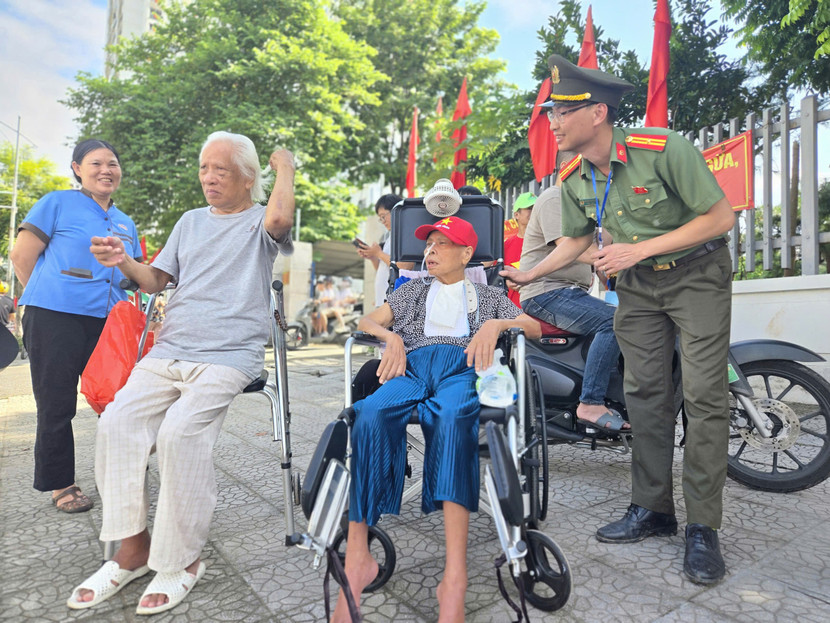 CAP Xuân Đỉnh hỗ trợ, ưu tiên 2 bệnh nhân 90 tuổi xem đoàn khí tài qua phố Hoàng Minh Thảo CAP Xuân Đỉnh hỗ trợ, ưu tiên 2 bệnh nhân 90 tuổi xem đoàn khí tài qua phố Hoàng Minh Thảo