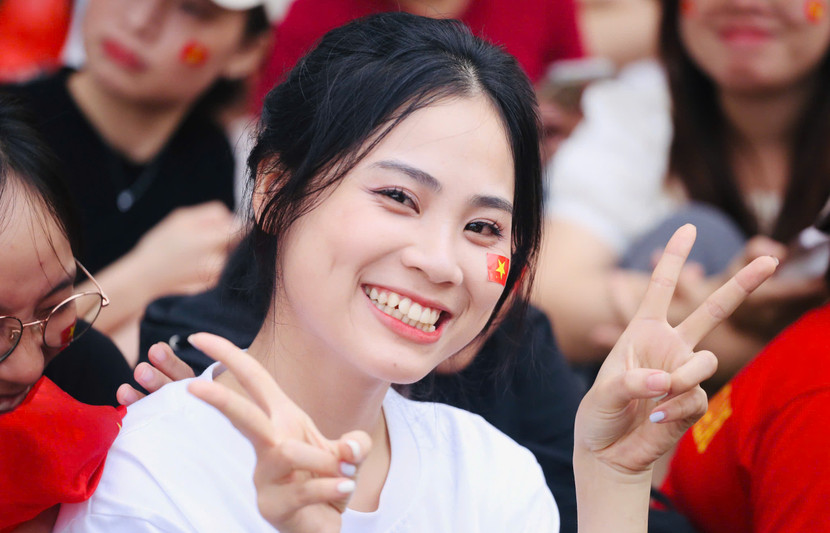 Cô gái trẻ với nụ cười duyên dáng trong ngày tổng duyệt sự kiện A80 Cô gái trẻ với nụ cười duyên dáng trong ngày tổng duyệt sự kiện A80