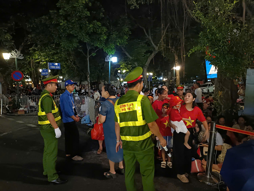 Lực lượng Công an Hà Nội đảm bảo ANTT tại khu vực Nhà Hát Lớn rạng sáng 30-8, trước giờ diễn ra lễ Tổng duyệt A80 Lực lượng Công an Hà Nội đảm bảo ANTT tại khu vực Nhà Hát Lớn rạng sáng 30-8, trước giờ diễn ra lễ Tổng duyệt A80