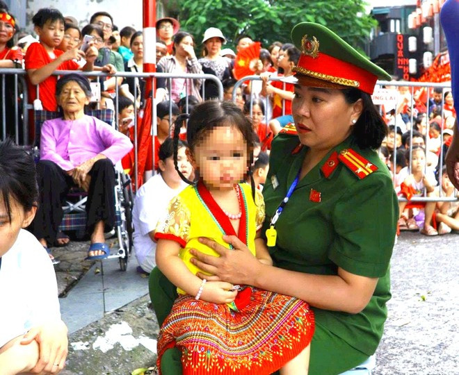 Nữ chiến sỹ Công an phường Tây Hồ bế cháu bé xem sơ duyệt sự kiện A80 cùng gia đình, bị khó thở do ở nơi đông người ra chỗ thoáng... Nữ chiến sỹ Công an phường Tây Hồ bế cháu bé xem sơ duyệt sự kiện A80 cùng gia đình, bị khó thở do ở nơi đông người ra chỗ thoáng...