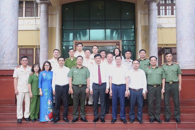 Đồng chí Nguyễn Duy Ngọc, Ủy viên Bộ Chính trị, Bí thư Trung ương Đảng, Chủ nhiệm Ủy ban Kiểm tra Trung ương chụp ảnh lưu niệm với đại diện chính quyền và Công an xã Thanh Trì Đồng chí Nguyễn Duy Ngọc, Ủy viên Bộ Chính trị, Bí thư Trung ương Đảng, Chủ nhiệm Ủy ban Kiểm tra Trung ương chụp ảnh lưu niệm với đại diện chính quyền và Công an xã Thanh Trì