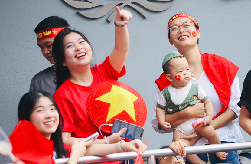 Nụ cười rạng rỡ của mọi người dân tham dự lễ tổng duyệt A80 Nụ cười rạng rỡ của mọi người dân tham dự lễ tổng duyệt A80