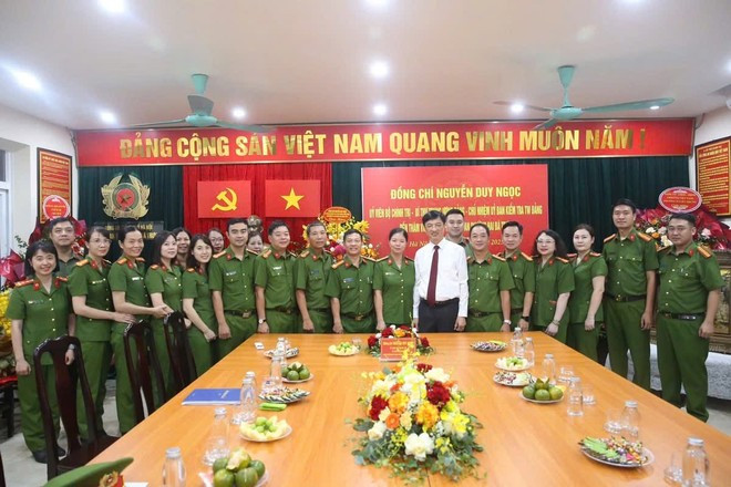 Đồng chí Nguyễn Duy Ngọc, Ủy viên Bộ Chính trị, Bí thư Trung ương Đảng, Chủ nhiệm Ủy ban Kiểm tra Trung ương chụp ảnh lưu niệm với CBCS Công an phường Hai Bà Trưng Đồng chí Nguyễn Duy Ngọc, Ủy viên Bộ Chính trị, Bí thư Trung ương Đảng, Chủ nhiệm Ủy ban Kiểm tra Trung ương chụp ảnh lưu niệm với CBCS Công an phường Hai Bà Trưng