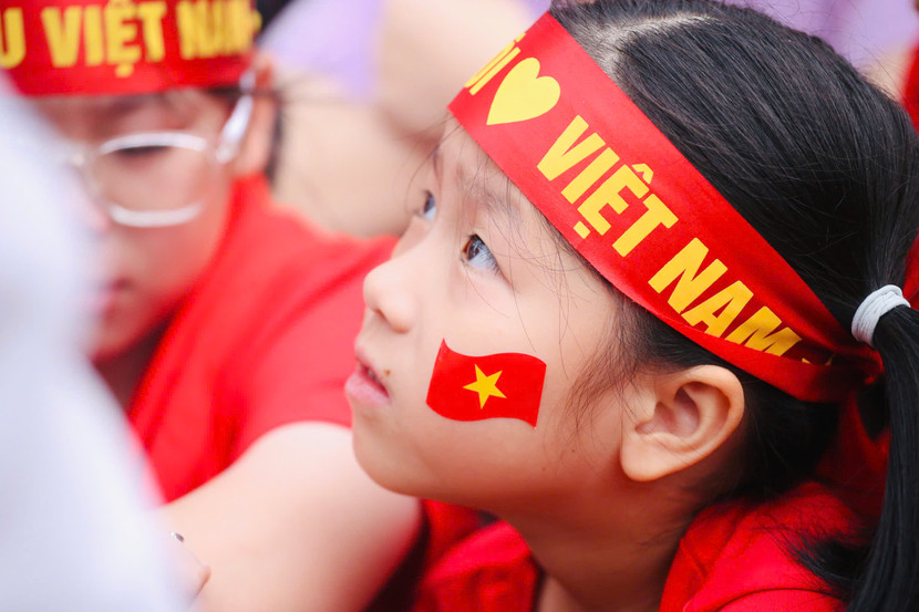 Đôi mắt trẻ thơ thể hiện tình yên hoà bình trong ngày tổng duyệt A80 Đôi mắt trẻ thơ thể hiện tình yên hoà bình trong ngày tổng duyệt A80