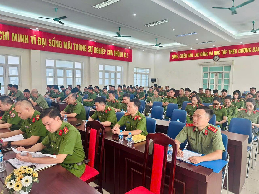 Các đại biểu tham dự buổi sinh hoạt chính trị do Công an phường Hoàng Mai tổ chức...