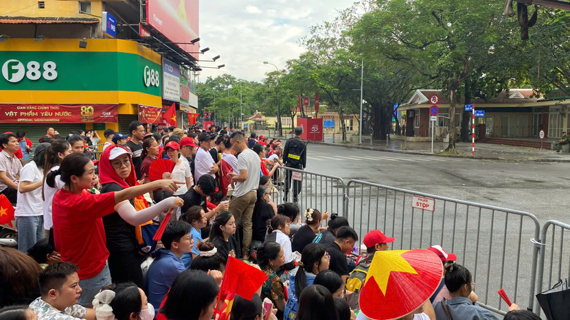Người dân nô nức chờ xem tổng duyệt A80 tại phố Ngọc Hà Người dân nô nức chờ xem tổng duyệt A80 tại phố Ngọc Hà