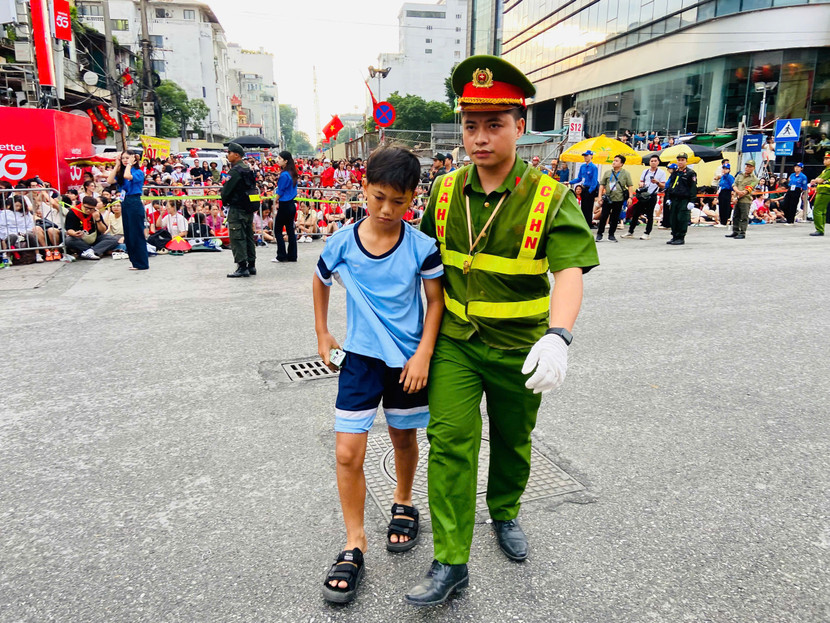 Chiến sỹ Công an Hà Nội hỗ trợ cháu bé tụt đường huyết tại Ga Hà Nội đến nơi chăm sóc y tế Chiến sỹ Công an Hà Nội hỗ trợ cháu bé tụt đường huyết tại Ga Hà Nội đến nơi chăm sóc y tế