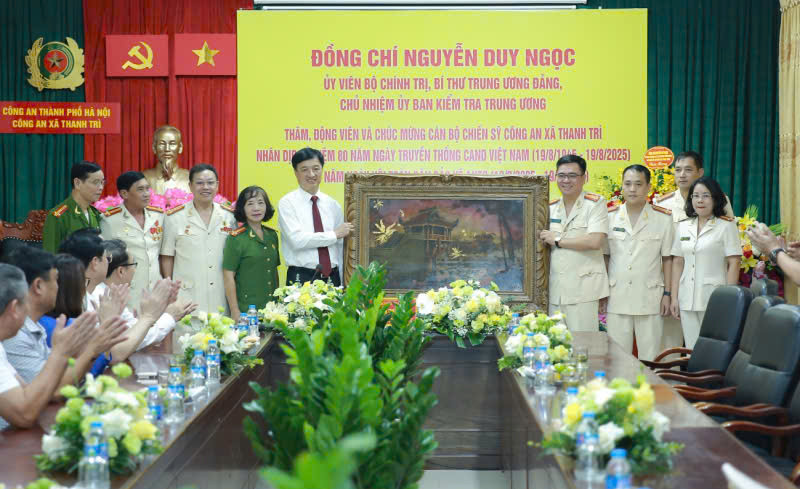 Đồng chí Nguyễn Duy Ngọc, Ủy viên Bộ Chính trị, Bí thư Trung ương Đảng, Chủ nhiệm Ủy ban Kiểm tra Trung ương trao tặng bức tranh về Hà Nội cho Công an xã Thanh Trì Đồng chí Nguyễn Duy Ngọc, Ủy viên Bộ Chính trị, Bí thư Trung ương Đảng, Chủ nhiệm Ủy ban Kiểm tra Trung ương trao tặng bức tranh về Hà Nội cho Công an xã Thanh Trì