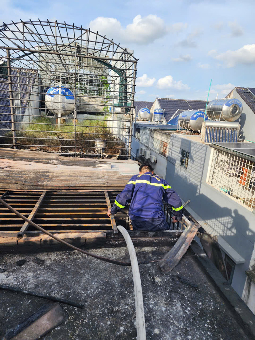 Lực lượng PCCC tiếp cận ngôi nhà xảy cháy từ tầng thượng