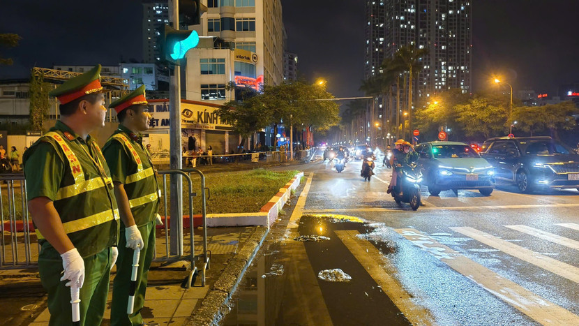 Công an phường Từ Liêm đảm bảo ANTT tuyến Hồ Tùng Mậu, nơi các xe chở khí tài đi qua phục vụ tổng duyệt A80 Công an phường Từ Liêm đảm bảo ANTT tuyến Hồ Tùng Mậu, nơi các xe chở khí tài đi qua phục vụ tổng duyệt A80