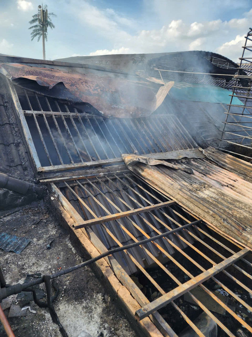 Khói bốc nghi ngút lên nóc ngôi nhà xảy cháy