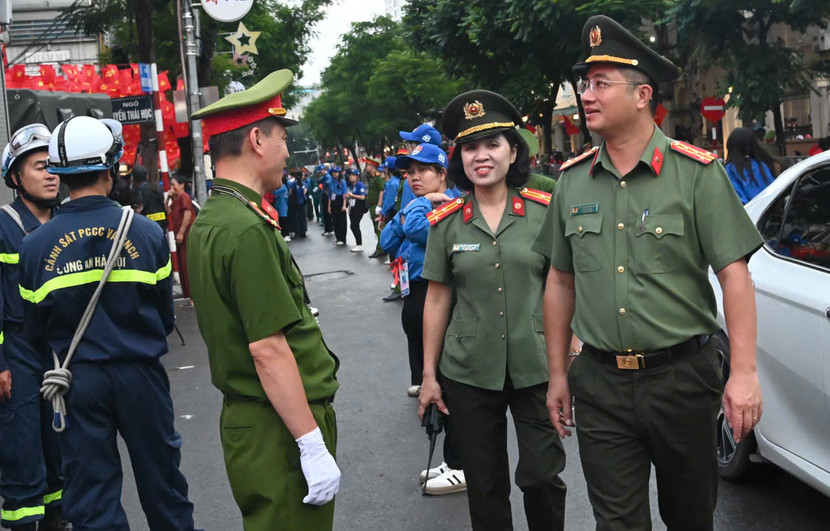 Ngay từ sáng sớm 30-8, Đại tá Nguyễn Thành Long, Phó Giám đốc CATP Hà Nội cùng chỉ huy Phòng Tham mưu CATP đã kiểm tra toàn bộ công tác đảm bảo ANTT khu vực diễn ra Tổng duyệt Đại lễ A80 tại khu vực Ba Đình Ngay từ sáng sớm 30-8, Đại tá Nguyễn Thành Long, Phó Giám đốc CATP Hà Nội cùng chỉ huy Phòng Tham mưu CATP đã kiểm tra toàn bộ công tác đảm bảo ANTT khu vực diễn ra Tổng duyệt Đại lễ A80 tại khu vực Ba Đình