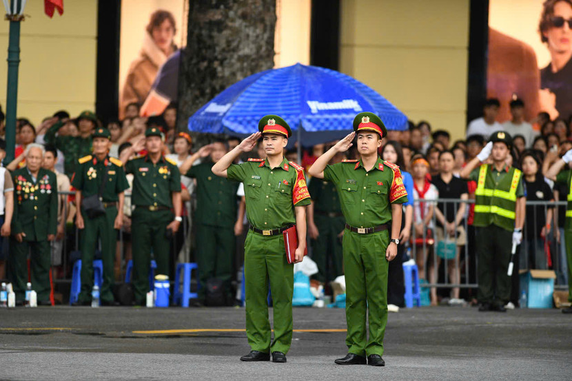 Chiến sỹ Công an Hà Nội thực hiện nghi thức chào cờ trước Quảng trường Cách mạng tháng Tám Chiến sỹ Công an Hà Nội thực hiện nghi thức chào cờ trước Quảng trường Cách mạng tháng Tám