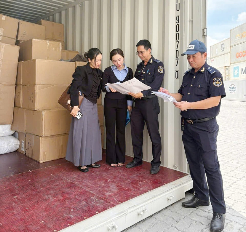 Lực lượng Hải quan kiểm tra container hàng
