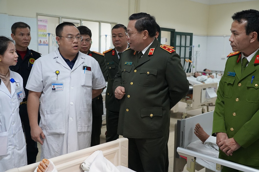 Đồng chí Giám đốc CATP trao đổi với các y, bác sỹ về tình hình sức khỏe của đồng chí Trương Văn Tú