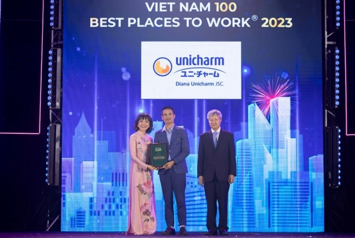Đại diện Diana Unicharm nhận giải thưởng tại Lễ trao giải Top 100 Nơi làm việc tốt nhất Việt Nam 2023 Đại diện Diana Unicharm nhận giải thưởng tại Lễ trao giải Top 100 Nơi làm việc tốt nhất Việt Nam 2023