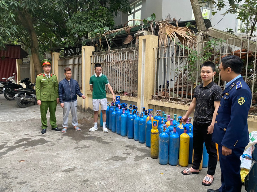 Ba đối tượng "chuyên doanh" bóng cười bị lực lượng chức năng xử lý Ba đối tượng "chuyên doanh" bóng cười bị lực lượng chức năng xử lý