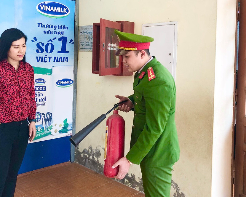 Kiểm tra, hướng dẫn cách sử dụng chữa cháy xách tay được trang bị tại cơ sở. Kiểm tra, hướng dẫn cách sử dụng chữa cháy xách tay được trang bị tại cơ sở.