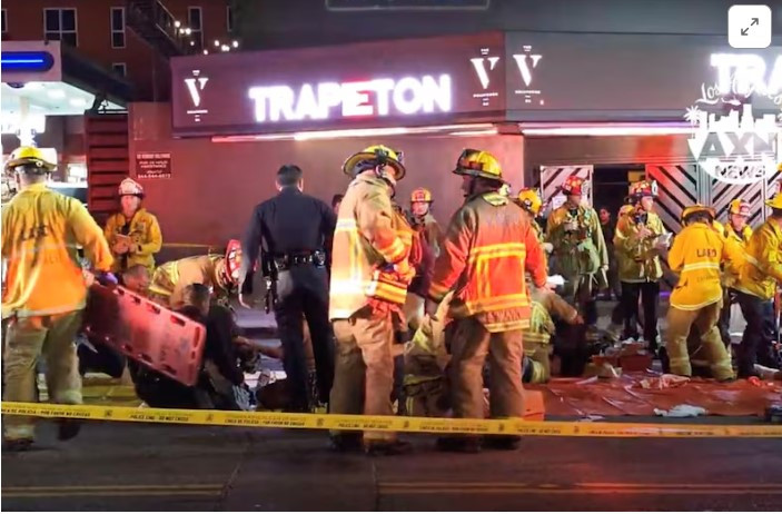 Lực lượng chức năng tại hiện trường vụ xe ô tô lao vào đám đông bên ngoài một hộp đêm ở Los Angeles