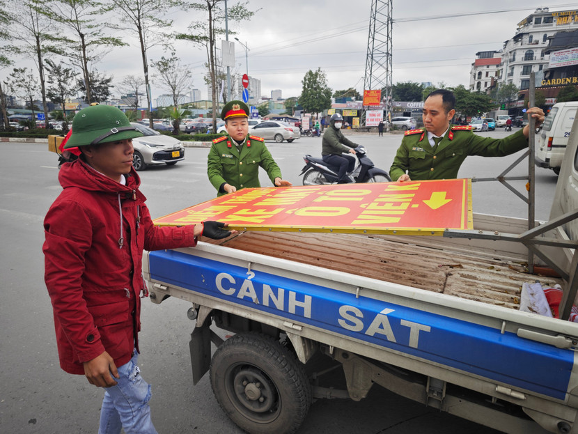 Tạm giữ biển quảng cáo vi phạm Tạm giữ biển quảng cáo vi phạm