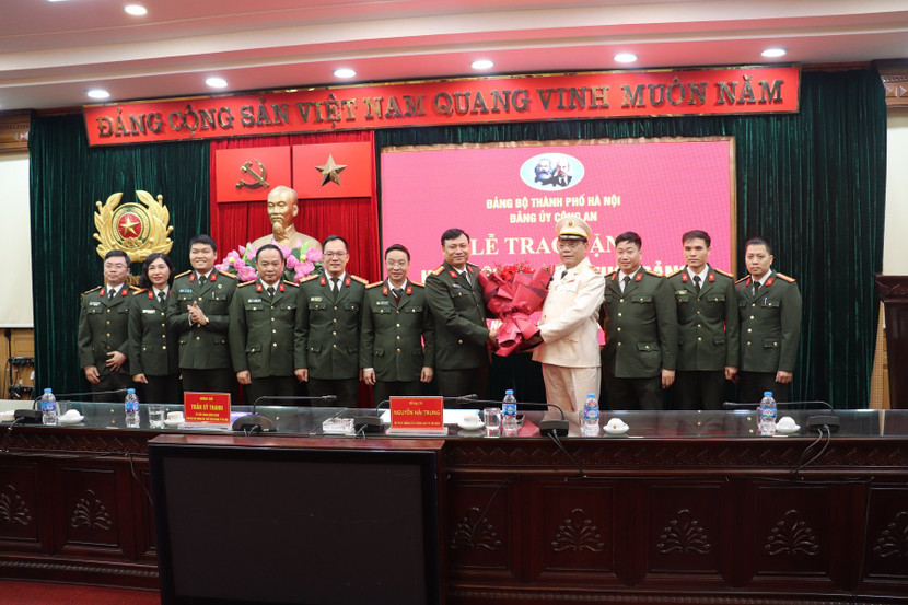 Đại diện cấp ủy - nơi đồng chí Bí thư Đảng ủy, Giám đốc CATP sinh hoạt Đảng - chúc mừng Đại diện cấp ủy - nơi đồng chí Bí thư Đảng ủy, Giám đốc CATP sinh hoạt Đảng - chúc mừng