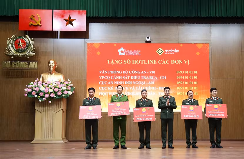 Trung tướng Nguyễn Minh Chính, Cục trưởng Cục An ninh mạng và phòng chống tội phạm sử dụng công nghệ cao trao 5 số Hotline cho 5 đơn vị thuộc Bộ Công an.