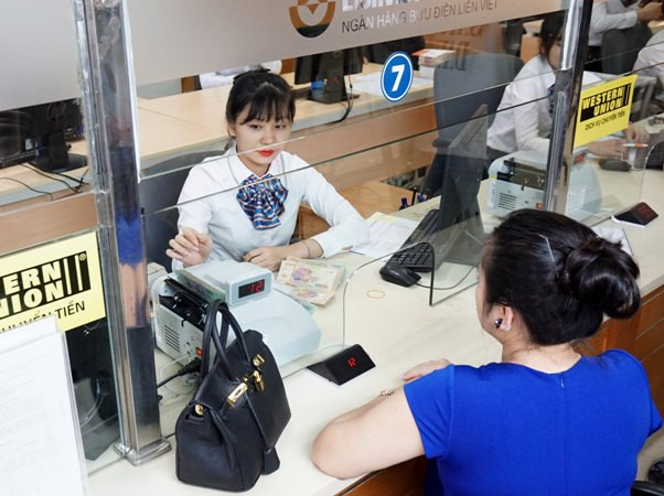 Thời gian qua, các ngân hàng liên tục giảm cả lãi suất huy động lẫn lãi suất cho vay