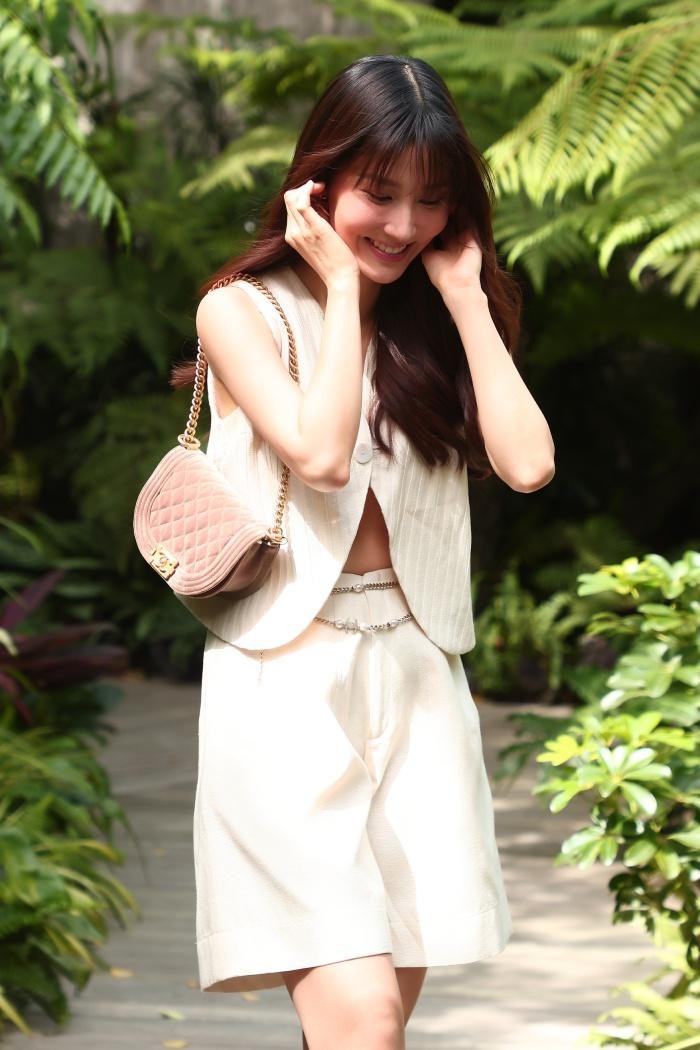 Diễm My cho biết, bộ ảnh được chụp khá ngẫu hứng trong những ngày đẹp trời. Được diễn trước ống kính của người bạn thân, tâm thế cô lúc nào cũng cảm thấy vô cùng thoải mái và hứng khởi