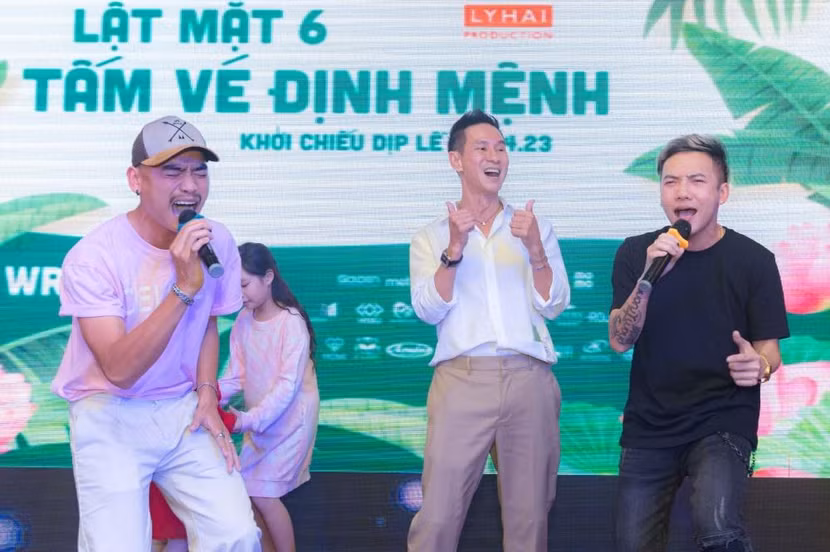 Đạo diễn Lý Hải quậy hết mình cùng dàn diễn viên Lật mặt