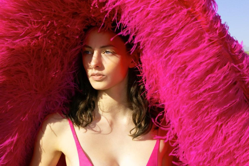 Vẻ đẹp rực rỡ của "cuộc hẹn" nơi hoang mạc hiện lên qua nhiều thiết kế lông đà điểu phấp phới trong nắng gió và đính đá màu lộng lẫy. Là crop top lông vũ màu trắng tôn bờ vai cùng vòng eo, đầm dạ hội cúp ngực màu hồng, mũ quá khổ thách thức độ chịu chơi của bất cứ tín đồ nào