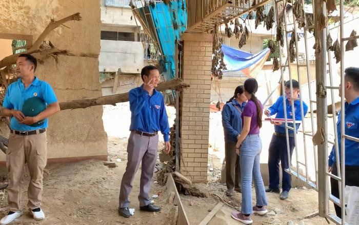 Hoa hậu Ban Mai đến tận nơi những căn nhà bị thiệt hại do lũ quét