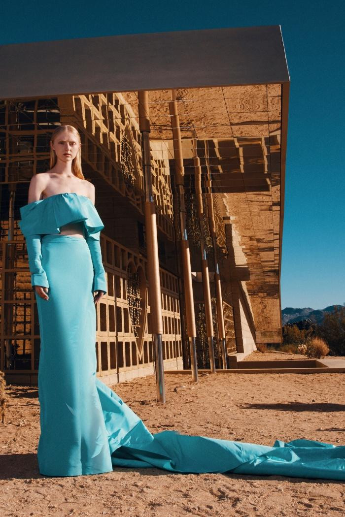 Lấy cảm hứng từ những đóa hoa trên sa mạc, bộ sưu tập "Cuộc hẹn rực rỡ" của Công Trí hòa quyện hoàn hảo với bối cảnh của Acido Dorado. Đó là cuộc hẹn của những hạt giống can đảm cho ra đời những loài hoa phi thường nở trên sa mạc. Anh tin rằng những loài hoa trên sa mạc là những loài thực vật có sức sống mạnh mẽ nhất